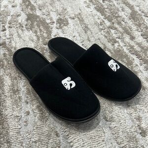NWT Nizuc Black Slippers with white Logo